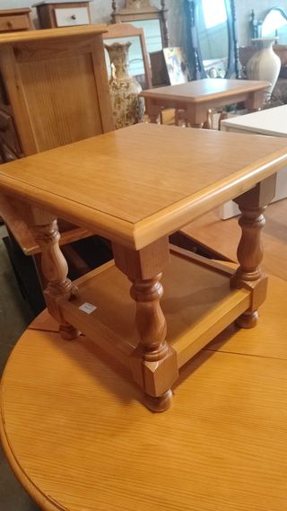 mesa auxiliar de madera cuadrada