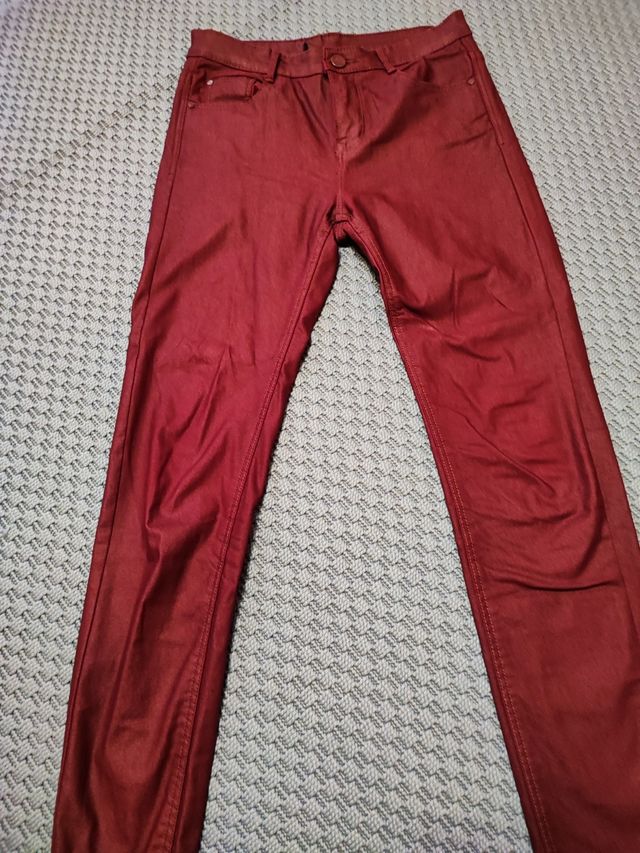 Pantalón satinado en granate