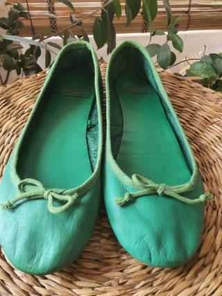 Sabrinas verdes em pele.