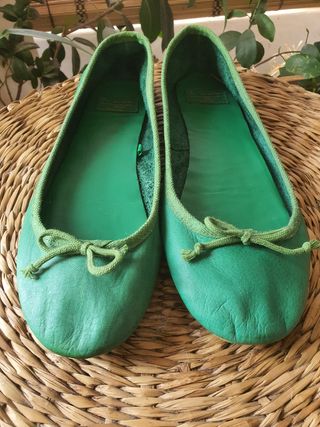 Sabrinas verdes em pele.