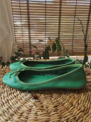 Sabrinas verdes em pele.