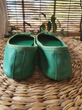 Sabrinas verdes em pele.