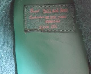 Sabrinas verdes em pele.