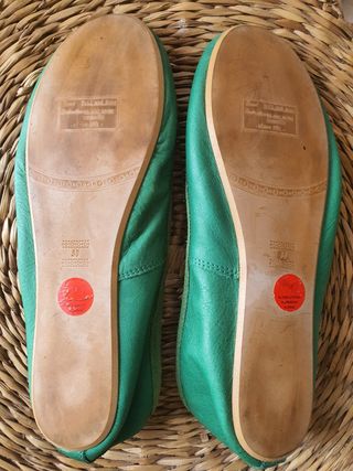 Sabrinas verdes em pele.