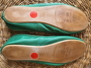 Sabrinas verdes em pele.