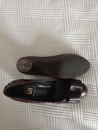 Zapatos serpiente marrón