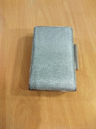 Bolso rígido fiesta plateado.cadena para colgar