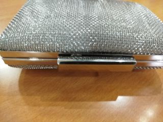 Bolso rígido fiesta plateado.cadena para colgar