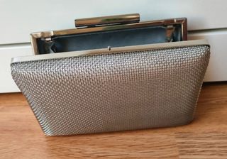 Bolso rígido fiesta plateado.cadena para colgar