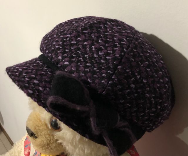 Cappello nero viola con fiocco