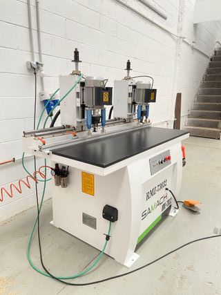 MÁQUINA DE PERFORACIÓN DE BISAGRAS DOBLE CABEZAL