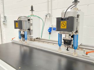 MÁQUINA DE PERFORACIÓN DE BISAGRAS DOBLE CABEZAL