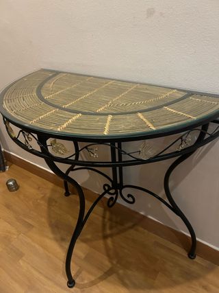 Mesa y espejo entrada