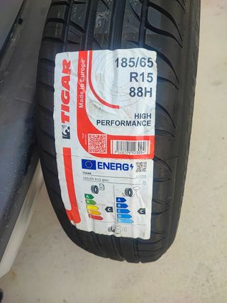 Un neumático tiga high performance