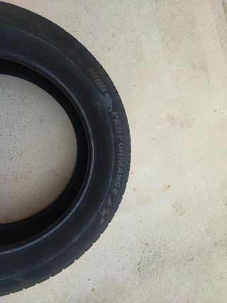 Un neumático tiga high performance