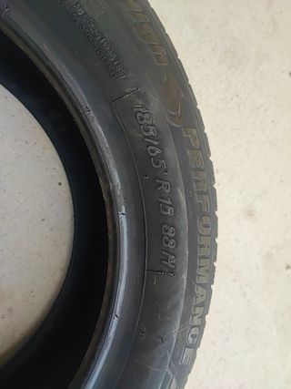 Un neumático tiga high performance