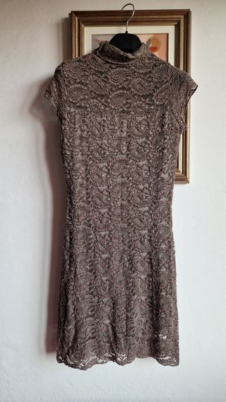 Vestito in pizzo color tabacco aderente