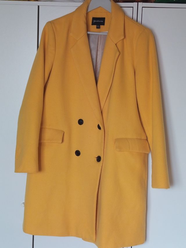 Abrigo mujer paño amarillo Stradivarius