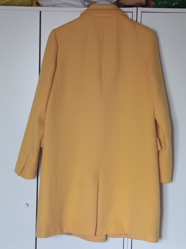 Abrigo mujer paño amarillo Stradivarius