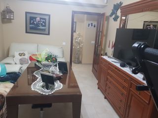 Mesa con cristal ropa camilla y ruedas