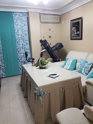 Mesa con cristal ropa camilla y ruedas