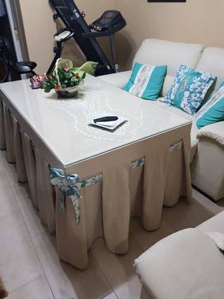 Mesa con cristal ropa camilla y ruedas