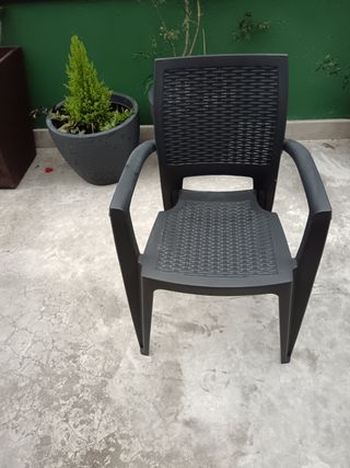 Mesa redonda y sillas exterior buen estado