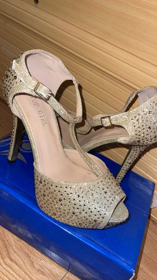 Tacones dorados