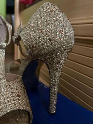 Tacones dorados