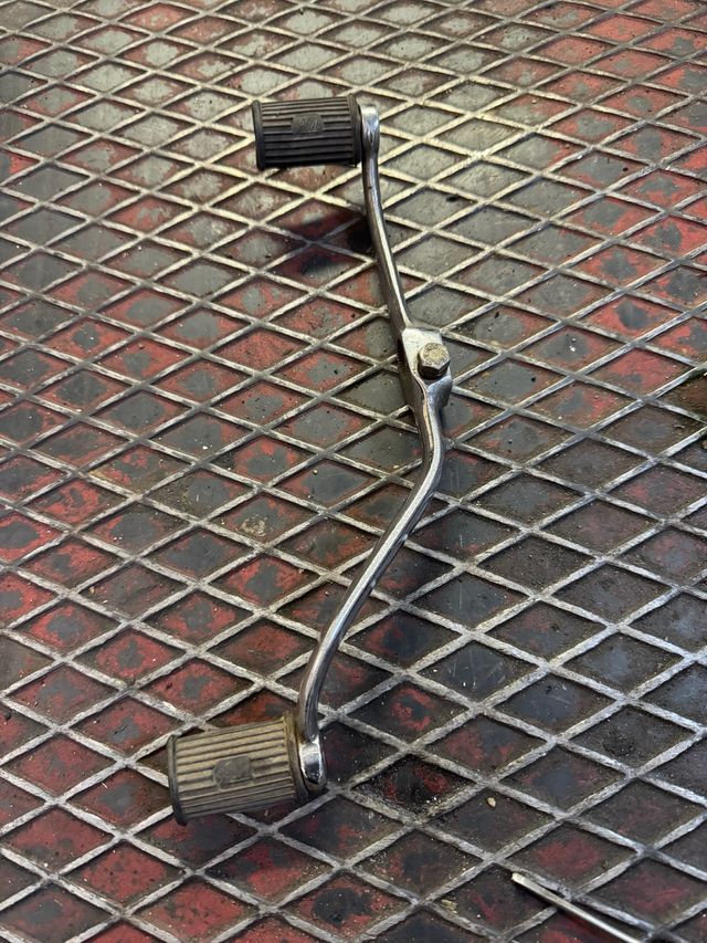 Pedal cambio marchas.  Creo.  Isso