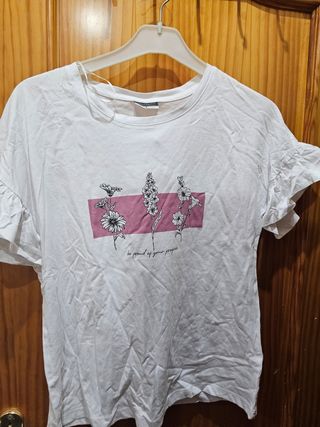 Camiseta blanca con volantes en manga