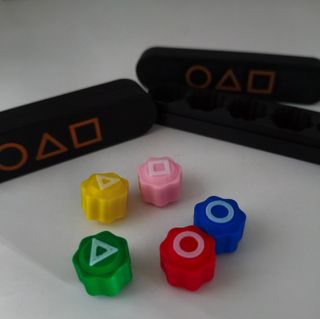 Jogo de dados Gonggi com chumbo da serie Squid