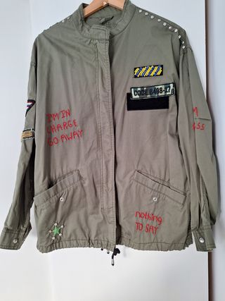 Sobrecamisa militar abalorios bershka 