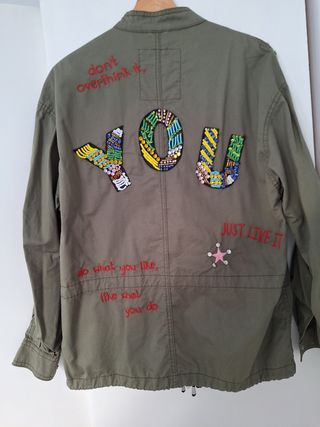 Sobrecamisa militar abalorios bershka 