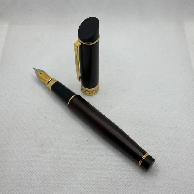 Pluma estilográfica con cuerpo de madera