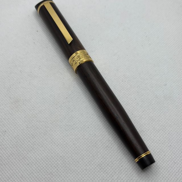 Pluma estilográfica con cuerpo de madera