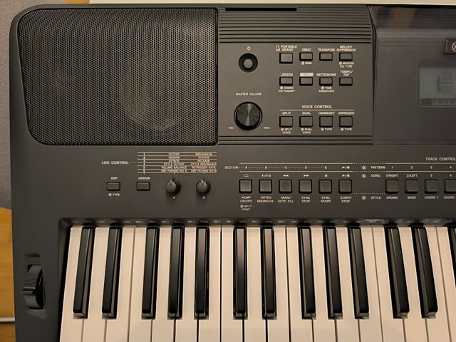 Tastiera Yamaha PSR-E453 con supporto