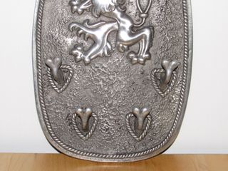 Percha colgador pared metal escudo León blasón