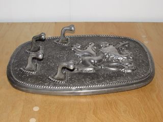 Percha colgador pared metal escudo León blasón
