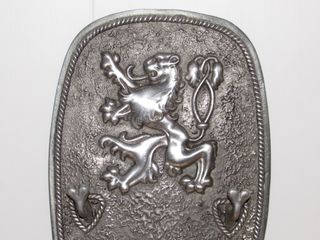 Percha colgador pared metal escudo León blasón