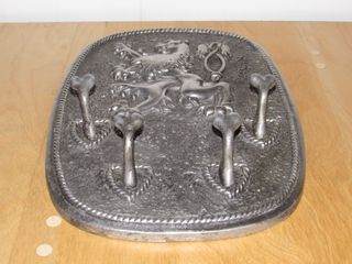 Percha colgador pared metal escudo León blasón