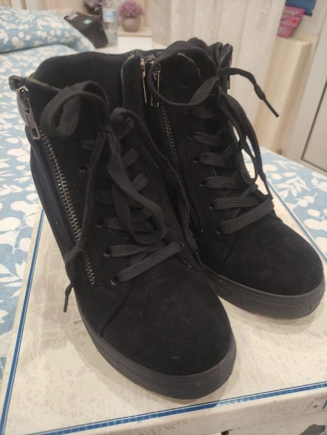 Botines con cuña interior