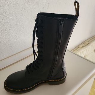 Botas negras de piel alta
