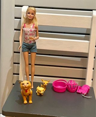Muñeca Barbie con sus perritos