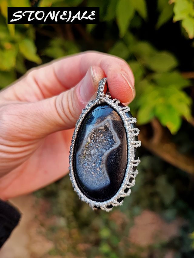 Ciondolo in macrame con onice druzy