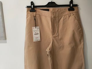Zara con etiqueta pantalón color tostado