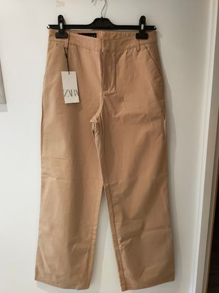 Zara con etiqueta pantalón color tostado