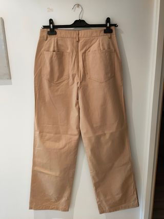 Zara con etiqueta pantalón color tostado