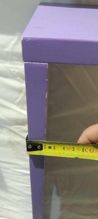 Tres estantes de color morado