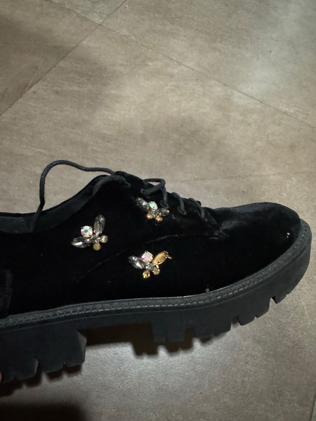 Mocasines ante mujer